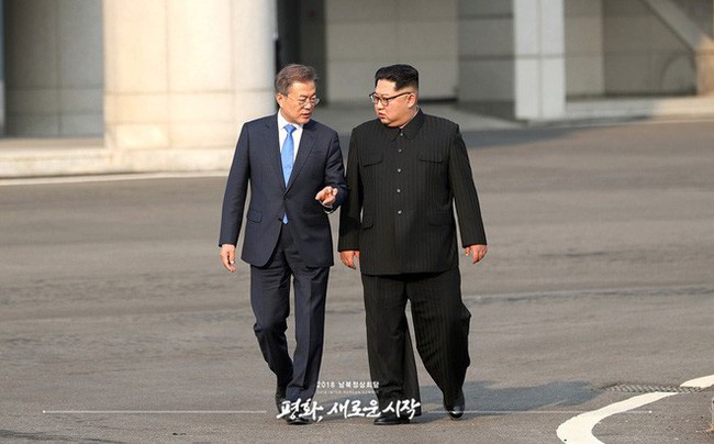Bí mật ẩn sâu trong bộ trang phục kinh điển và kiểu tóc trứ danh của lãnh đạo Triều Tiên: Kim Jong-un - Ảnh 4.
