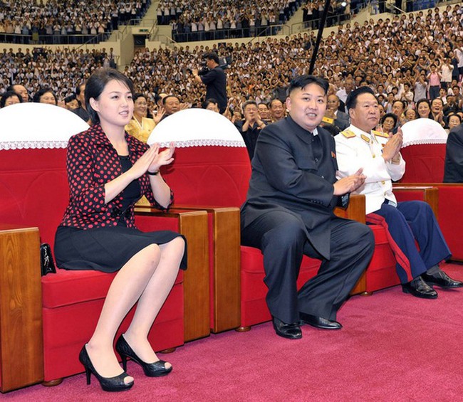 Chiêm ngưỡng 2 bóng hồng được xem là 2 người phụ nữ quyền lực nhất Triều Tiên, luôn theo sát và hỗ trợ đắc lực cho ông Kim Jong-un - Ảnh 2.