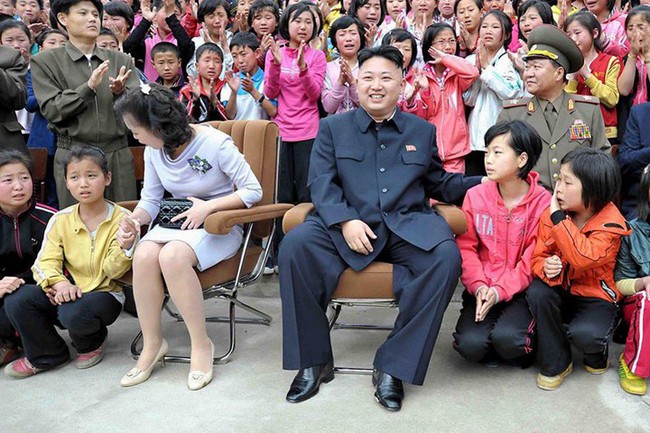 Chiêm ngưỡng 2 bóng hồng được xem là 2 người phụ nữ quyền lực nhất Triều Tiên, luôn theo sát và hỗ trợ đắc lực cho ông Kim Jong-un - Ảnh 9.