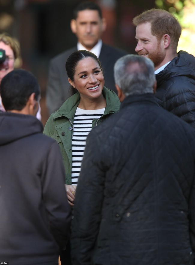 Bị chê lấn át chồng, Meghan lại cố tình diễn cảnh tình cảm với Hoàng tử Harry khiến cộng đồng mạng ngao ngán - Ảnh 6. Bị chê lấn át chồng, Meghan lại cố tình diễn cảnh tình cảm với Hoàng tử Harry khiến cộng đồng mạng ngao ngán - Ảnh 6.