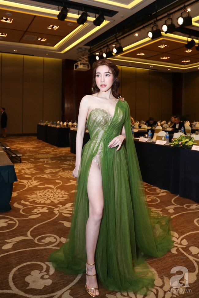 Elly Trần đầy cuốn hút với váy lệch vai, xẻ cao đùi khoe chân dài gợi cảm - Ảnh 2.