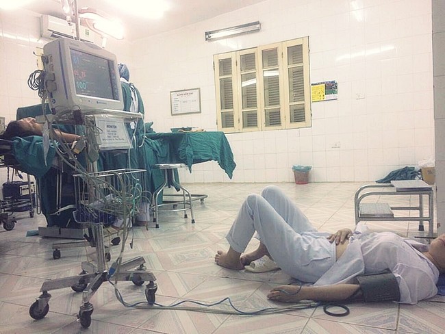 Bức ảnh con gái chụp mẹ là bác sĩ sản khoa bị ngất nằm truyền nước dưới đất sau ca mổ khiến dân mạng cay mắt - Ảnh 1.