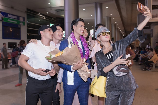 Khả Trang, Ngọc Tình cùng dàn mỹ nữ gây náo loạn sân bay khi ra đón tân Nam vương Quốc tế Trịnh Bảo - Ảnh 6.