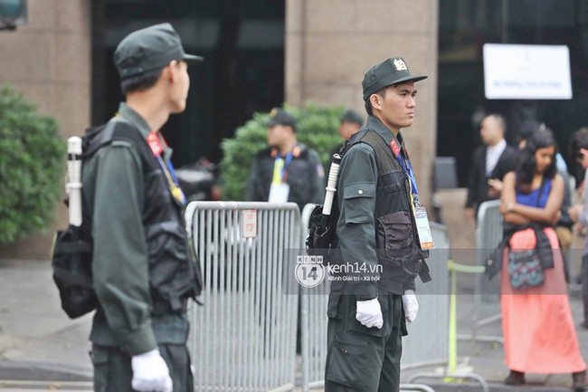 Ngày đầu thượng đỉnh Mỹ - Triều: An ninh thắt chặt tại khách sạn Metropole, người dân lân cận phải xuất trình CMT để được vào nhà - Ảnh 2.
