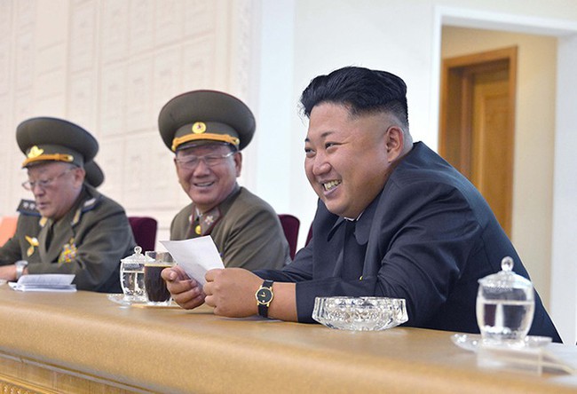 Cặp đồng hồ giá bình dân này được cho là đồng hồ đôi của vị lãnh đạo Triều Tiên Kim Jong-un và vợ  - Ảnh 2.