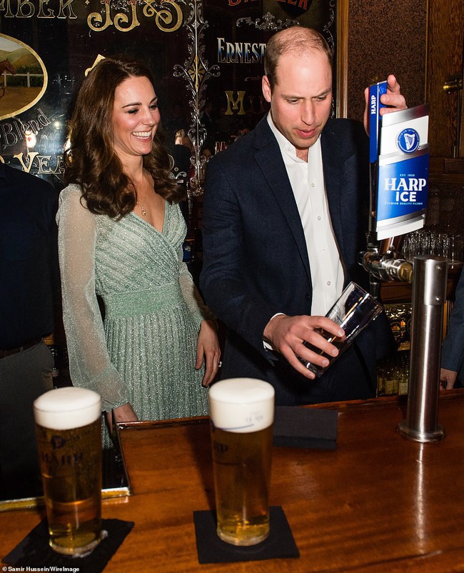 Có nhược điểm vóc dáng nhưng lần này Công nương Kate Middleton lại ghi điểm xuất sắc khi diện đẹp mẫu đầm gợi cảm - Ảnh 6.