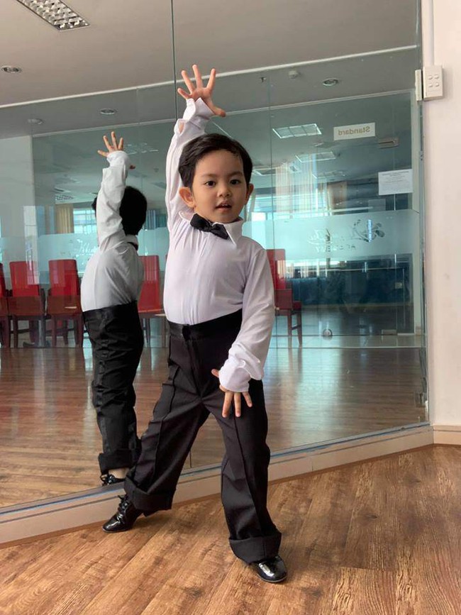 Là kiện tướng dancesport nhưng Khánh Thi lại bị con trai 3 tuổi nghiêm khắc chỉ dạy từng động tác múa - Ảnh 4.
