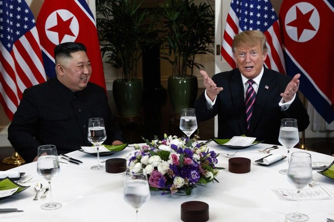 Tổng thống Trump đề nghị phóng viên chụp mình và Chủ tịch Kim thật bảnh trong bữa ăn tối - Ảnh 2.