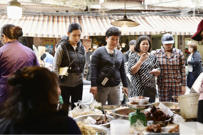 Ngày cuối cùng của năm, chợ Hàng Bè tất bật hơn bao giờ hết khi đi một lượt là mua đủ cả Tết - Ảnh 3.