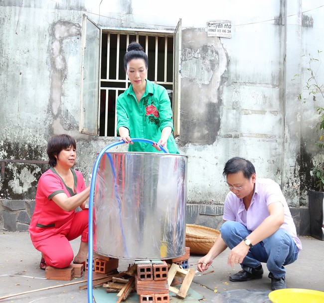 Gia đình Á hậu Trịnh Kim Chi quây quần gói bánh chưng ngày Tết - Ảnh 7.