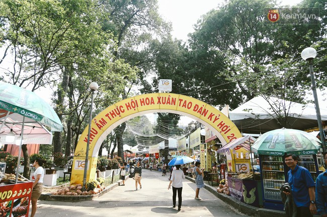 Người Sài Gòn xúng xính áo mới, dạo đường Nguyễn Huệ và hội hoa xuân Tao Đàn chiều 29 Tết Kỷ Hợi - Ảnh 1.