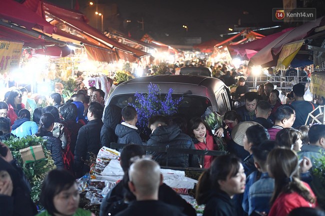 Người dân chen chúc đi mua hoa tại chợ Quảng An, giao thông qua chợ ùn tắc kéo dài - Ảnh 8.