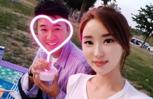 Top cặp đôi lệch tuổi lớn nhất lịch sử Kbiz: Không chú cháu thì cũng như mẹ con, cặp số 4 kỳ diệu nhất - Ảnh 10. Top cặp đôi lệch tuổi lớn nhất lịch sử Kbiz: Không chú cháu thì cũng như mẹ con, cặp số 4 kỳ diệu nhất - Ảnh 10.