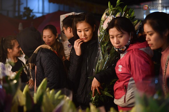 Người dân chen chúc đi mua hoa tại chợ Quảng An, giao thông qua chợ ùn tắc kéo dài - Ảnh 10.