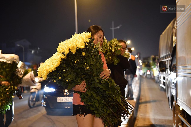 Người dân chen chúc đi mua hoa tại chợ Quảng An, giao thông qua chợ ùn tắc kéo dài - Ảnh 11.