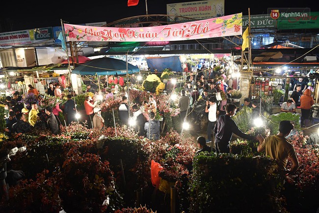 Người dân chen chúc đi mua hoa tại chợ Quảng An, giao thông qua chợ ùn tắc kéo dài - Ảnh 2.