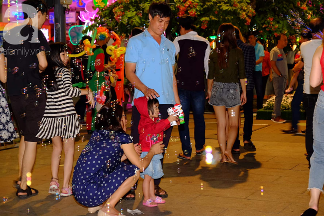 Người người đổ ra đường, cùng nhau hân hoan chờ đợi thời khắc đêm giao thừa, chào năm Kỷ Hợi - Ảnh 8. Người người đổ ra đường, cùng nhau hân hoan chờ đợi thời khắc đêm giao thừa, chào năm Kỷ Hợi - Ảnh 8.