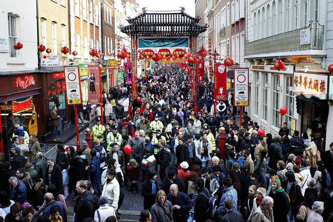 Ngắm khung cảnh rộn ràng đón Tết Nguyên Đán tại Chinatown ở London trong nửa thế kỷ qua - Ảnh 11.