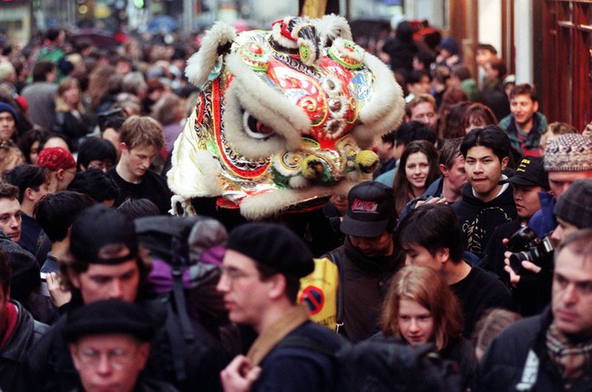 Ngắm khung cảnh rộn ràng đón Tết Nguyên Đán tại Chinatown ở London trong nửa thế kỷ qua - Ảnh 8.