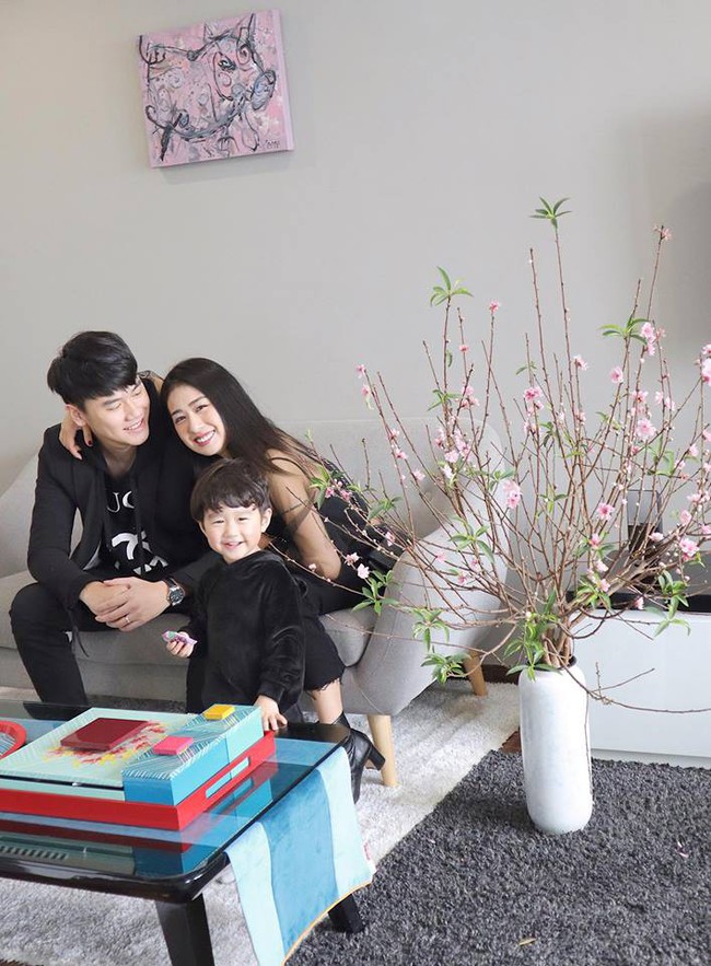 Hội hot mom tươi xinh cùng chồng con chúc mừng năm mới: Hằng Túi viên mãn bên đàn con, Huyền Baby sang chảnh ngút trời - Ảnh 5.