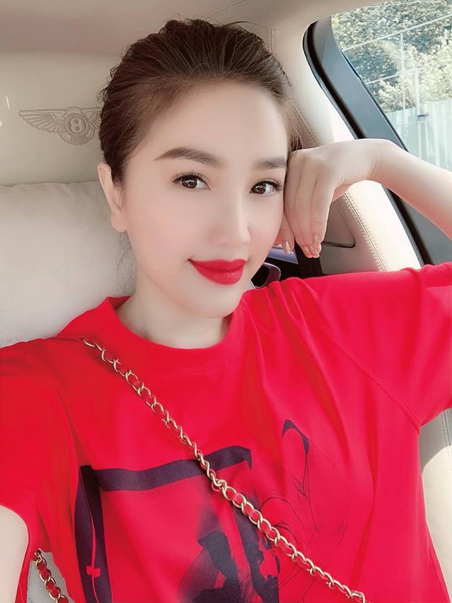 Mùng 1 Tết: Ngợp trời sao diện áo dài, nhưng nổi nhất là 3 cặp vợ chồng showbiz này  - Ảnh 11.