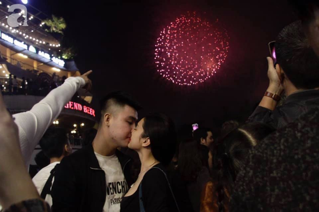 Trong lúc nhà nhà cúng giao thừa, ngắm pháo hoa chào đón năm mới, có những nụ hôn rất ngọt ngào như thế này - Ảnh 1.