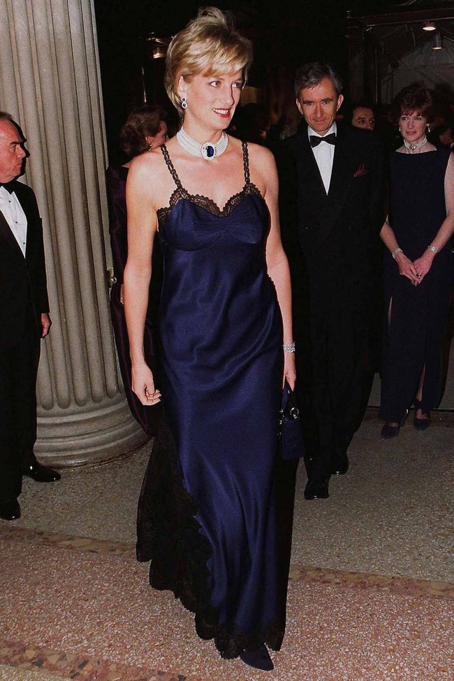 Chiếc đầm sexy nổi tiếng nhất của Công nương Diana đã suýt bị bỏ đi vì lý do chẳng ai ngờ tới - Ảnh 1.