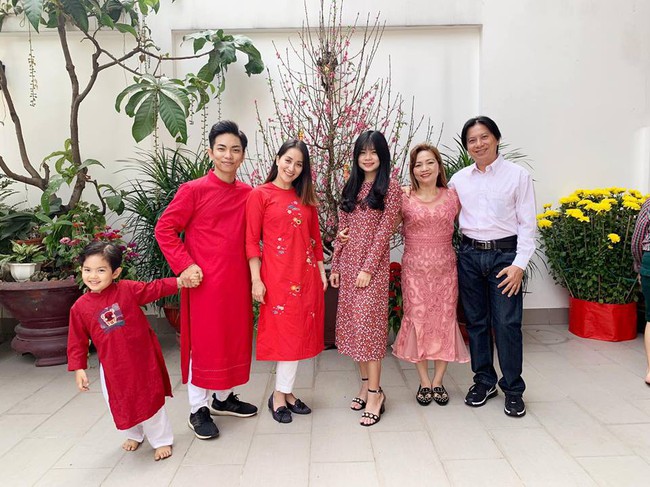 Không quá hoành tráng như nhà Lan Khuê, Khánh Thi vẫn khiến fan trầm trồ vì năm mới rực rỡ bên gia tộc nhà chồng - Ảnh 2.