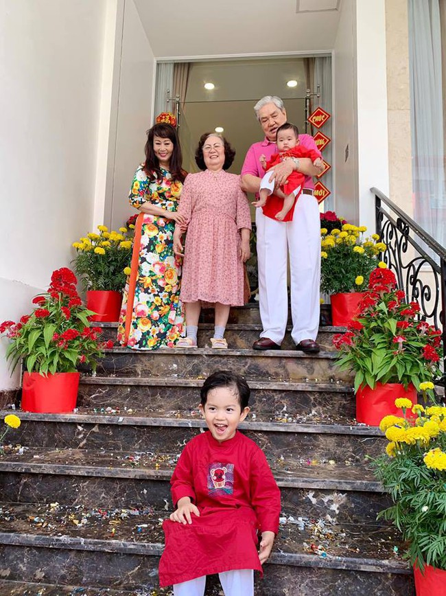 Không quá hoành tráng như nhà Lan Khuê, Khánh Thi vẫn khiến fan trầm trồ vì năm mới rực rỡ bên gia tộc nhà chồng - Ảnh 7.