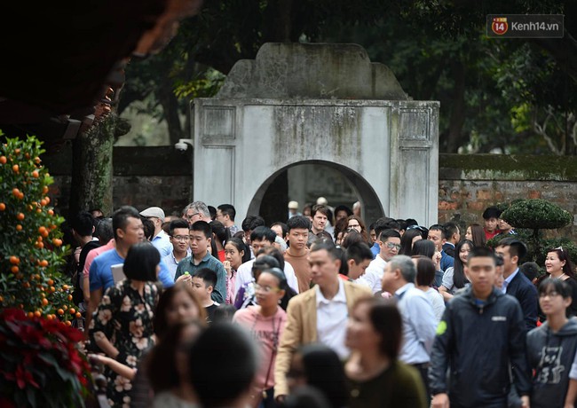 Hà Nội: Người dân đội nắng đi xin chữ đầu năm tại Văn Miếu - Ảnh 1. Hà Nội: Người dân đội nắng đi xin chữ đầu năm tại Văn Miếu - Ảnh 1.
