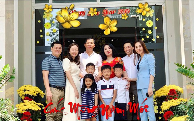 Cường Đô La cùng vợ sắp cưới Đàm Thu Trang và Subeo đến chúc Tết bố mẹ trong ngày đầu năm mới - Ảnh 1.