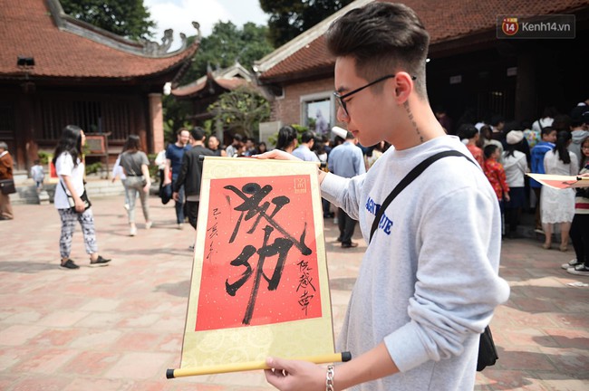 Hà Nội: Người dân đội nắng đi xin chữ đầu năm tại Văn Miếu - Ảnh 10.