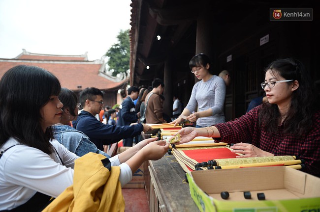 Hà Nội: Người dân đội nắng đi xin chữ đầu năm tại Văn Miếu - Ảnh 12. Hà Nội: Người dân đội nắng đi xin chữ đầu năm tại Văn Miếu - Ảnh 12.