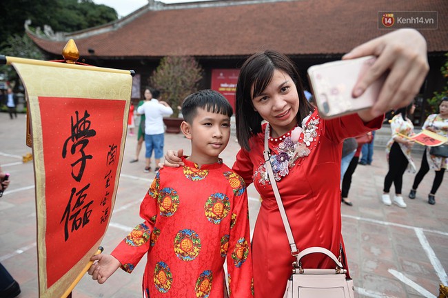 Hà Nội: Người dân đội nắng đi xin chữ đầu năm tại Văn Miếu - Ảnh 15. Hà Nội: Người dân đội nắng đi xin chữ đầu năm tại Văn Miếu - Ảnh 15.