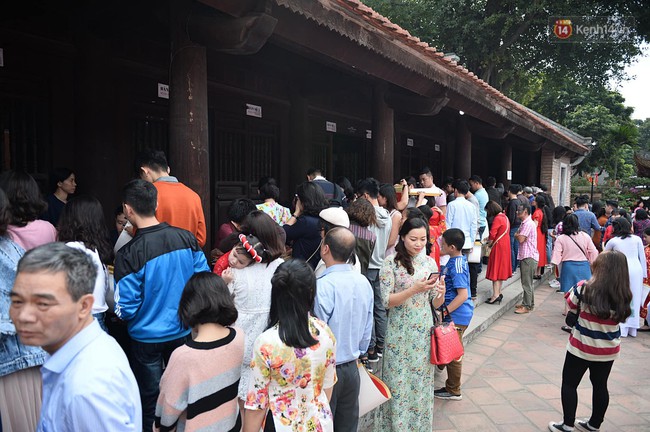 Hà Nội: Người dân đội nắng đi xin chữ đầu năm tại Văn Miếu - Ảnh 17. Hà Nội: Người dân đội nắng đi xin chữ đầu năm tại Văn Miếu - Ảnh 17.