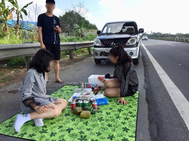 Hình ảnh gây phẫn nộ: Cả gia đình trải bạt, ăn uống trên cao tốc Nội Bài - Lào Cai bất chấp dòng phương  - Ảnh 2.