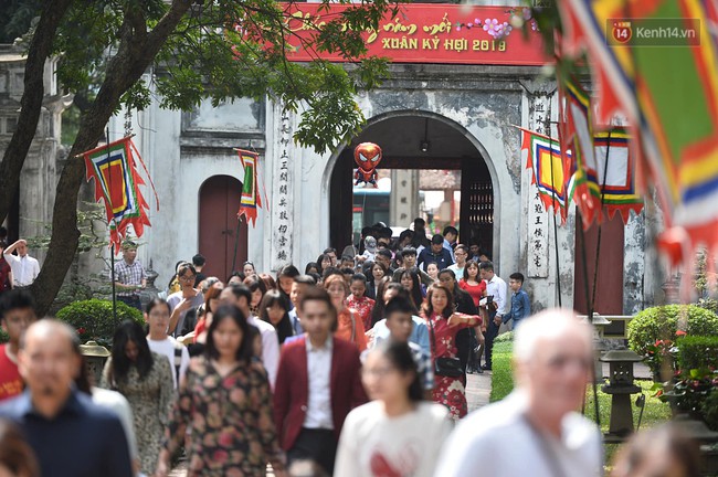 Hà Nội: Người dân đội nắng đi xin chữ đầu năm tại Văn Miếu - Ảnh 3. Hà Nội: Người dân đội nắng đi xin chữ đầu năm tại Văn Miếu - Ảnh 3.