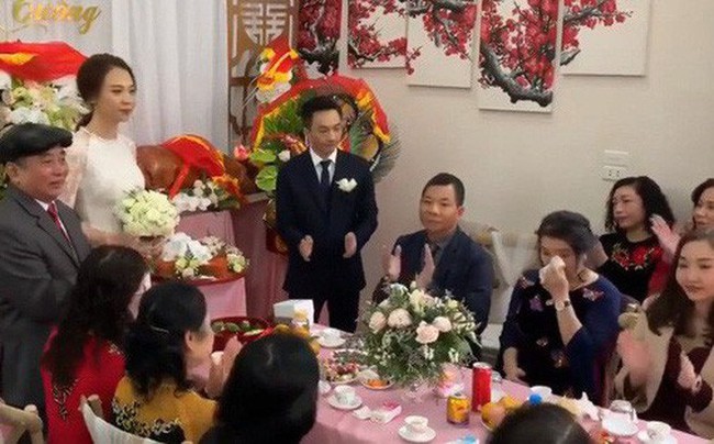 Cường Đô La cùng vợ sắp cưới Đàm Thu Trang và Subeo đến chúc Tết bố mẹ trong ngày đầu năm mới - Ảnh 3.