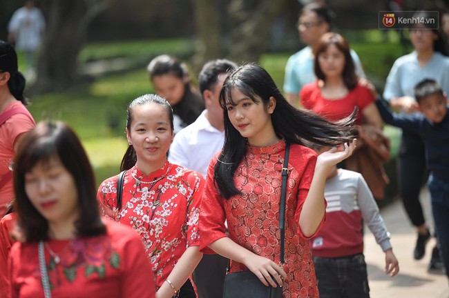 Hà Nội: Người dân đội nắng đi xin chữ đầu năm tại Văn Miếu - Ảnh 4. Hà Nội: Người dân đội nắng đi xin chữ đầu năm tại Văn Miếu - Ảnh 4.