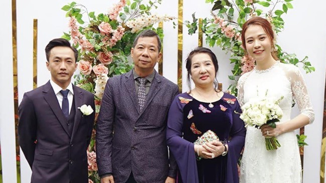 Cường Đô La cùng vợ sắp cưới Đàm Thu Trang và Subeo đến chúc Tết bố mẹ trong ngày đầu năm mới - Ảnh 4.