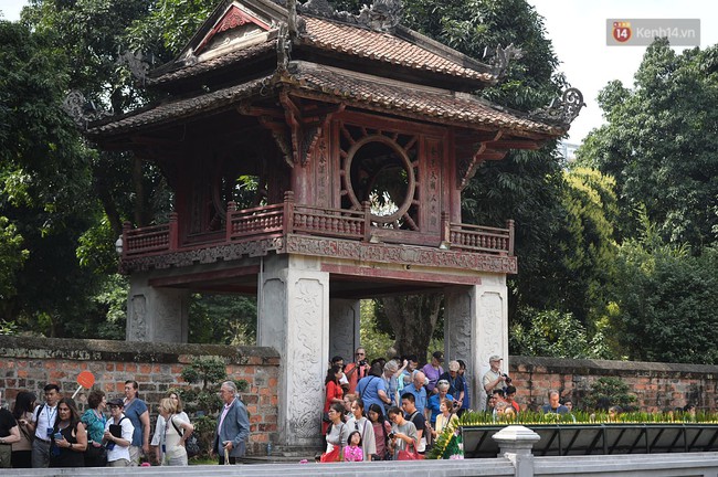 Hà Nội: Người dân đội nắng đi xin chữ đầu năm tại Văn Miếu - Ảnh 5. Hà Nội: Người dân đội nắng đi xin chữ đầu năm tại Văn Miếu - Ảnh 5.