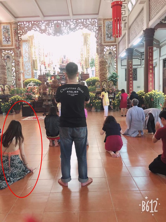 Hình ảnh các cô gái trẻ mặc váy ngắn cũn cỡn đi lễ chùa dịp đầu năm khiến nhiều người phải nhíu mày - Ảnh 3. Hình ảnh các cô gái trẻ mặc váy ngắn cũn cỡn đi lễ chùa dịp đầu năm khiến nhiều người phải nhíu mày - Ảnh 3.