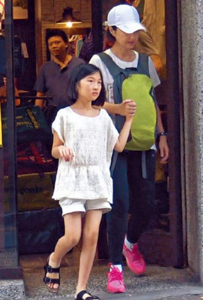 Vợ chồng Trương Gia Huy – Quan Vịnh Hà đăng hình chúc Tết, nhưng con gái 13 tuổi mới là tâm điểm chú ý - Ảnh 4.