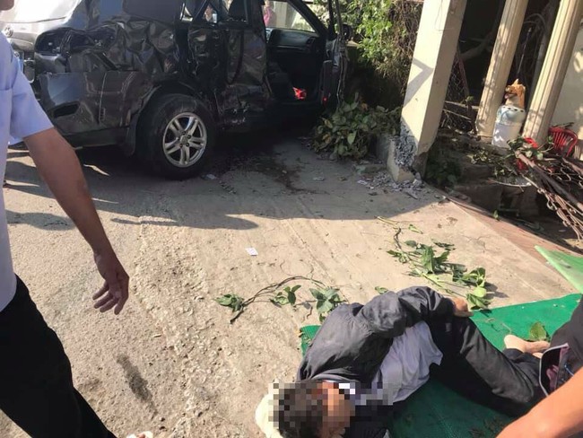 Thanh Hóa: Xe ô tô con rẽ vào làng bị xe khách đâm khiến 7 người bị thương, 3 người chết - Ảnh 2.
