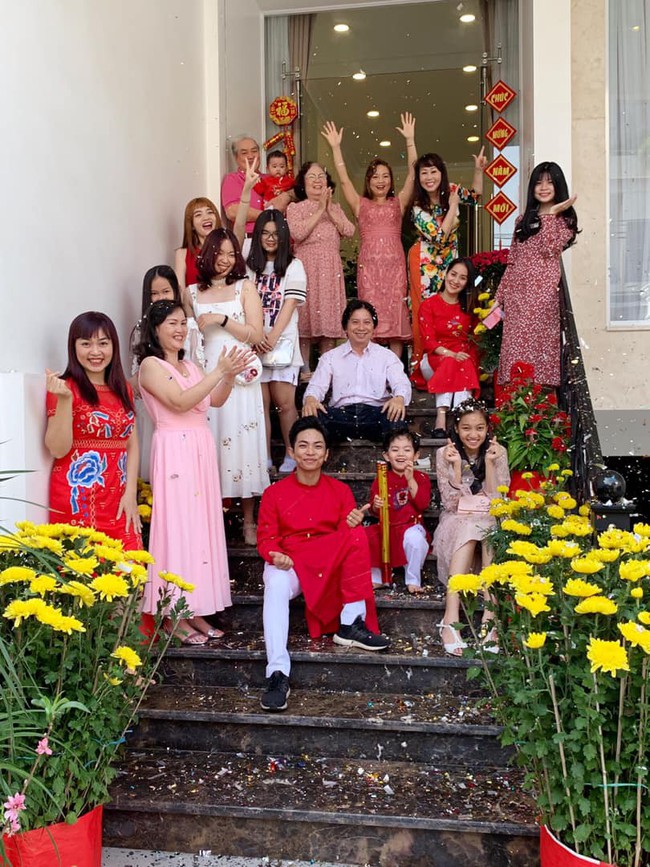 Khánh Thi khoe ảnh gia đình sum họp ngày Tết, nhưng mẹ chồng của cô mới là người gây chú ý - Ảnh 2. Khánh Thi khoe ảnh gia đình sum họp ngày Tết, nhưng mẹ chồng của cô mới là người gây chú ý - Ảnh 2.
