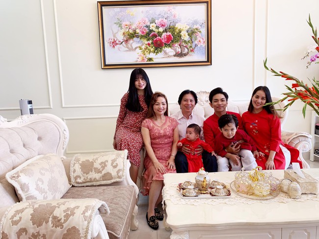Khánh Thi khoe ảnh gia đình sum họp ngày Tết, nhưng mẹ chồng của cô mới là người gây chú ý - Ảnh 1. Khánh Thi khoe ảnh gia đình sum họp ngày Tết, nhưng mẹ chồng của cô mới là người gây chú ý - Ảnh 1.