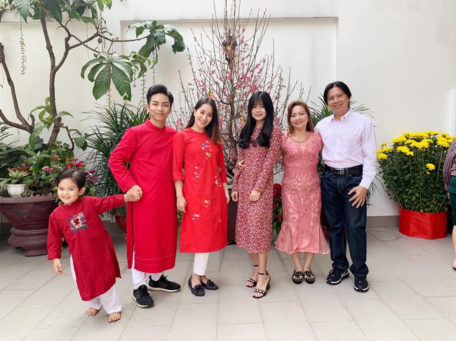 Khánh Thi khoe ảnh gia đình sum họp ngày Tết, nhưng mẹ chồng của cô mới là người gây chú ý - Ảnh 3. Khánh Thi khoe ảnh gia đình sum họp ngày Tết, nhưng mẹ chồng của cô mới là người gây chú ý - Ảnh 3.
