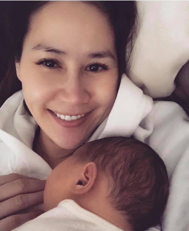 Diễn viên Thân Thúy Hà chính thức khoe bức ảnh đầu tiên bên con gái mới sinh, nhận xét bất ngờ về em bé - Ảnh 1.