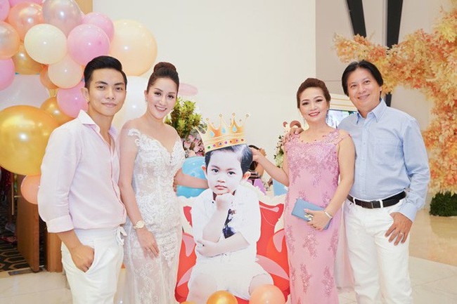 Khánh Thi khoe ảnh gia đình sum họp ngày Tết, nhưng mẹ chồng của cô mới là người gây chú ý - Ảnh 5. Khánh Thi khoe ảnh gia đình sum họp ngày Tết, nhưng mẹ chồng của cô mới là người gây chú ý - Ảnh 5.