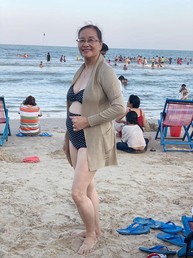 Khánh Thi khoe mẹ ruột U70 nhưng vóc dáng vẫn điệu đà, diện bikini khoe thân hình đầy tự tin bên con cháu - Ảnh 1.